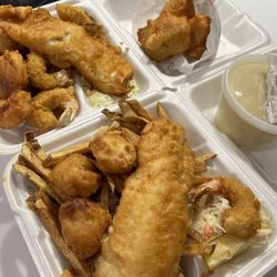 Country Chowder Shack - Fisherman platter, clam cakes and white clam chowder