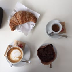 Light Cafè - Prima colazione con un pizzico di dolcezza. Ottimo il cornetto vegano ai cinque cereali con la marmellata ai frutti di bosco.