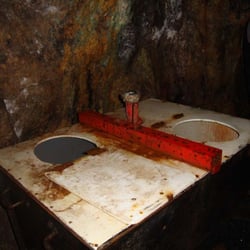 Besucherbergwerk Grube Tannenberg - Bergmannstoilettenwagen, nur die Sichtschutz(!!!)wände fehlen.