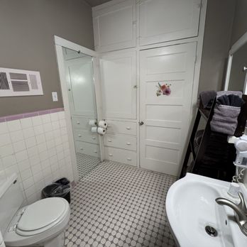 Fiddler's Inn - Westphalia Bathroom - Bed & Breakfast Near Me - Carlsbad, New Mexico Fiddler's Inn - Westphalia Bathroom - Bed & Breakfast Near Me - Carlsbad, New Mexico