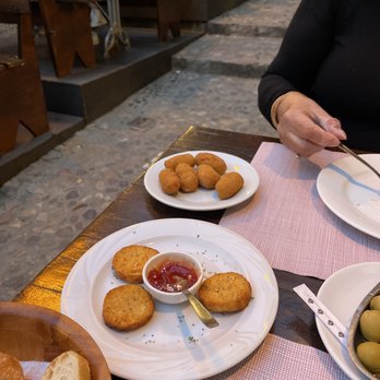 La Lluna - Veiled   Grilled goat cheese and chicken coqueta - Tapas Bars Near Me - Tossa de Mar, GI