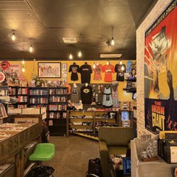 Blackbird Comics & Coffeehouse - Inside