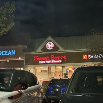 Sweet Berry - outside! - Ice Cream & Frozen Yogurt Near Me - Fairfax, Virginia