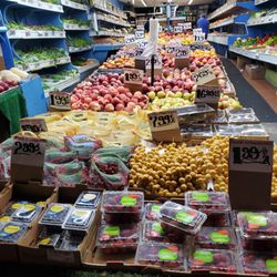 Elliniki Agora - Fresh dates on sale for $7.99/lb