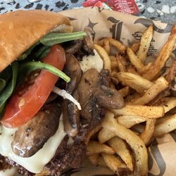 Indie Burgers - El Champi Doble carne con papas.
