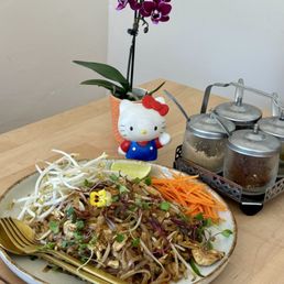 Jeeb Sao Thai Pad Thai Jeeb Sao Thai Pad Thai