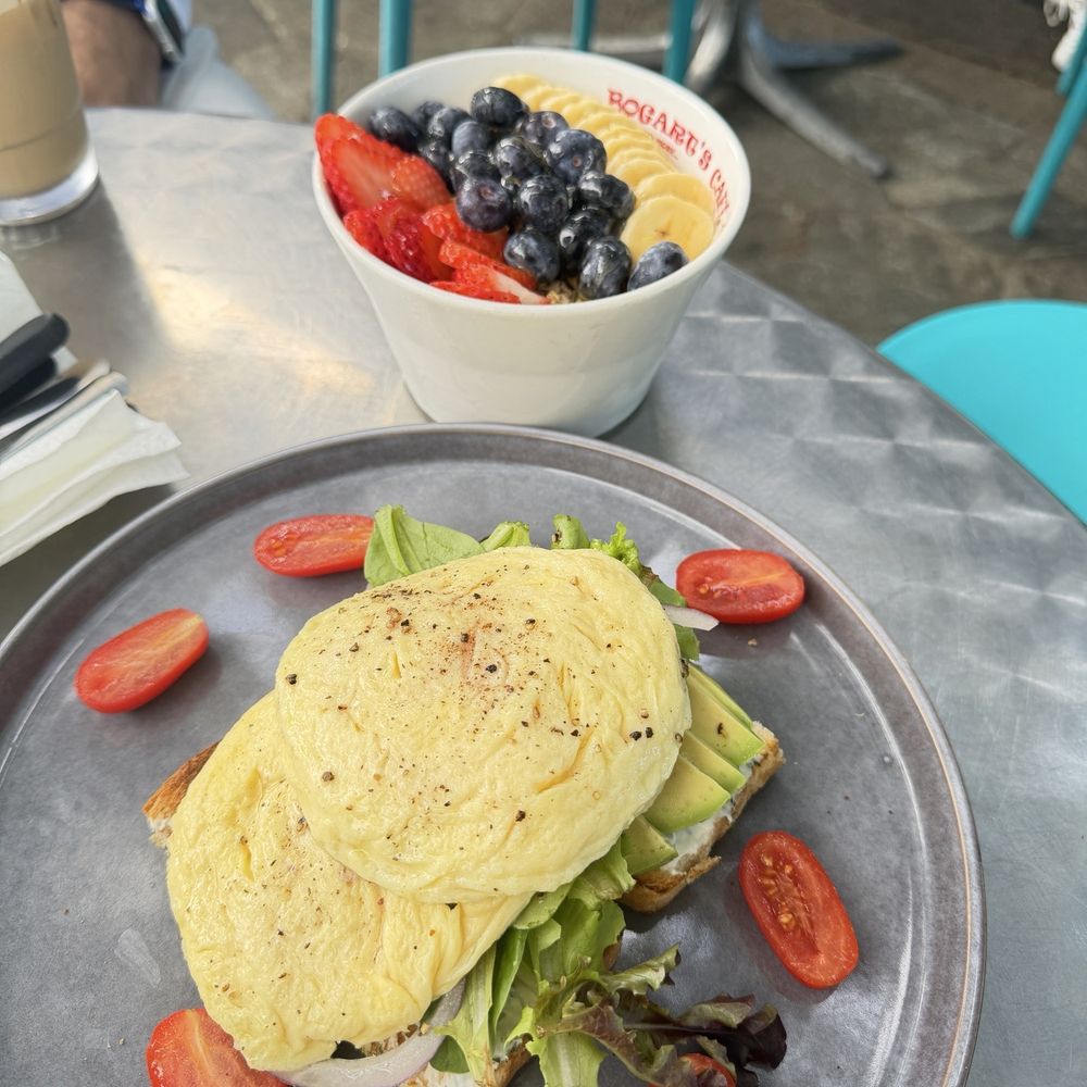 Avocado toast with eggs and açaí bowl Avocado toast with eggs and açaí bowl