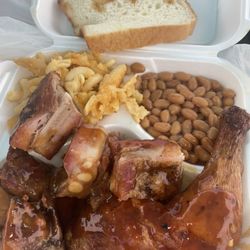 Rib and chicken plate with baked beans and Mac n cheese