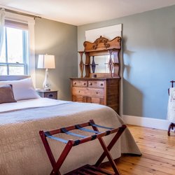 Woodbridge Inn - Silver Lake guest room - 2nd floor king room with ensuite bathroom