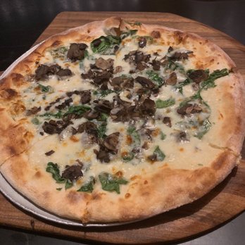Public House Downtown - Garlic Chicken Pizza with no chicken - New American Near Me - Sacramento, California