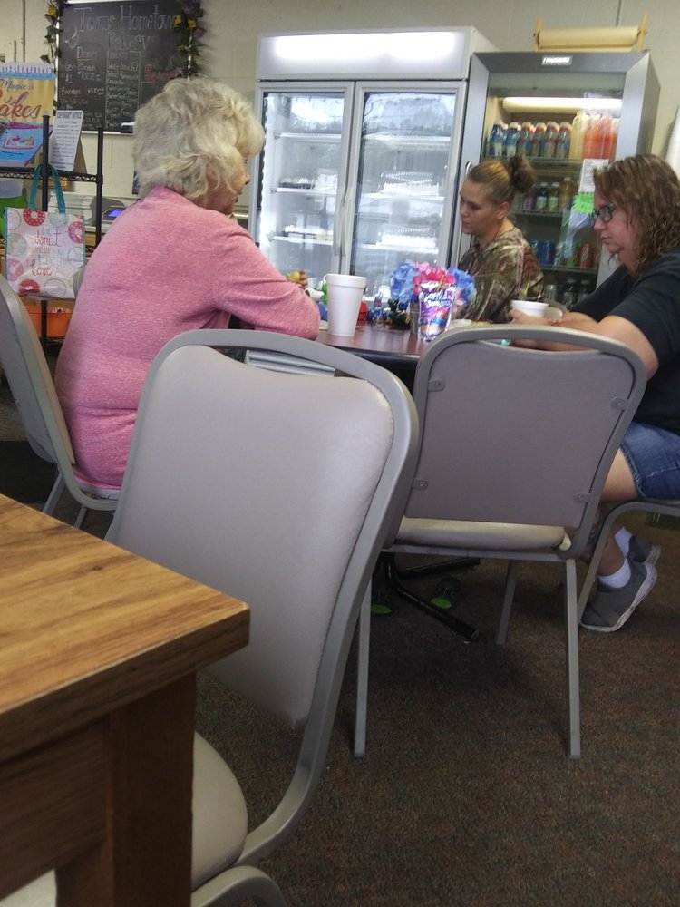 Tom's Hometown Bakery Logo