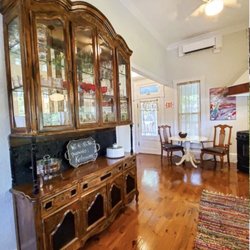 The Gallery House Bed & Breakfast - Dining area