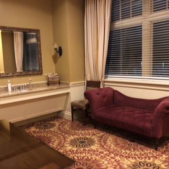 Arrowhead Golf Club - Bridal suite - Golf Near Me - Wheaton, Illinois Arrowhead Golf Club - Bridal suite - Golf Near Me - Wheaton, Illinois