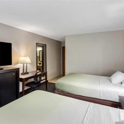 Super 8 by Wyndham Elkins - Guest room