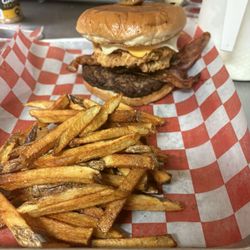 Leesville Cafe & Kuntry Store - Big dill burger ! Cheeseburger with fried pickles