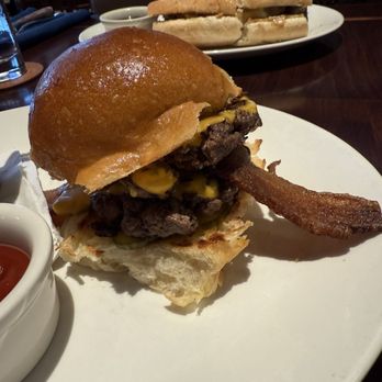 801 Local - Local Burger with American cheese - New American Near Me - Frontenac, Missouri