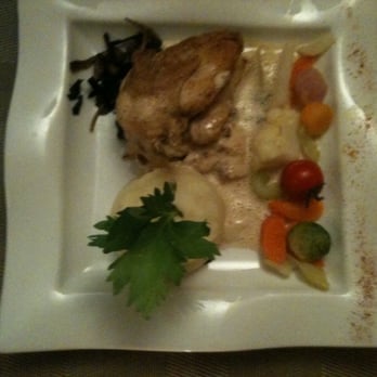 Le Physalis - Chicken with a creamy sauce, pureed parsnip and vegetable bits - French Near Me - Prévessin-Moëns, 01