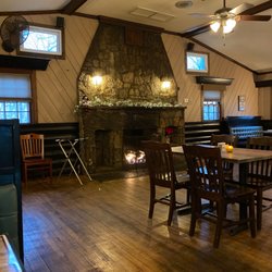 Roberto's Log Cabin - Warm toasty dining room fire place