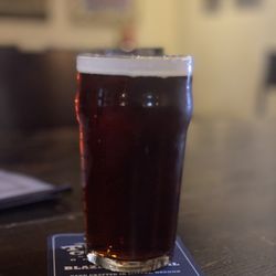 Three Creeks Brew Pub - Res amber beer