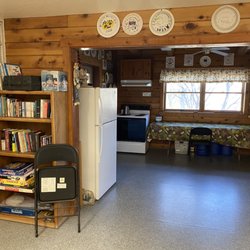 Angels Camp Rv & Camping Resort - Craft/hobby area - books and kitchen
