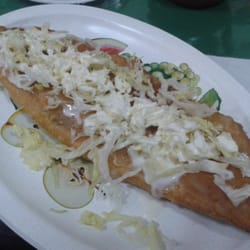 La Quinta Feria del molote - Molote tinga de pollo con queso.