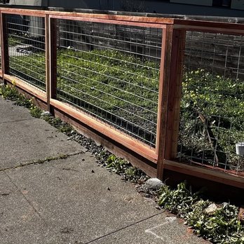 FCR Fence & Deck - Redwood and hog wire fence with redwood stain - Fences & Gates Near Me - Martinez, California FCR Fence & Deck - Redwood and hog wire fence with redwood stain - Fences & Gates Near Me - Martinez, California