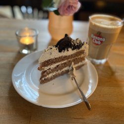 Café May - Oreo-Torte und Latte Macchiato