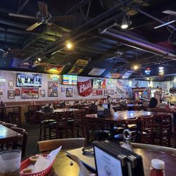 Johnny's Tacos And Sports - Reeks of bad service!!