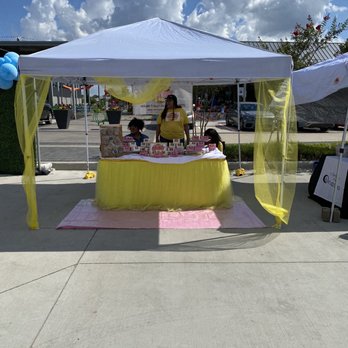 Memorial Market - a woman selling items under a tent - Grocery Near Me - Houston, Texas Memorial Market - a woman selling items under a tent - Grocery Near Me - Houston, Texas