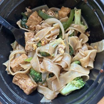 Tiger Thai - Pad see ew with fried tofu and extra broccoli - Thai Near Me - Berkley, Michigan Tiger Thai - Pad see ew with fried tofu and extra broccoli - Thai Near Me - Berkley, Michigan