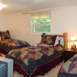 A Cozy River House - The "Bunk Room" at Cozy 2 has 1 Queen and 4 Twin beds in addition to the other 2 queen bedrooms - ideal for families & groups.