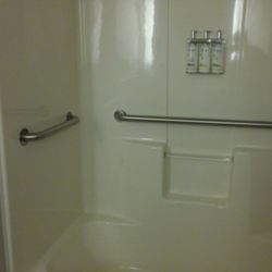 Holiday Inn Express Hillsville - Plenty of grab bars surround shower/tub