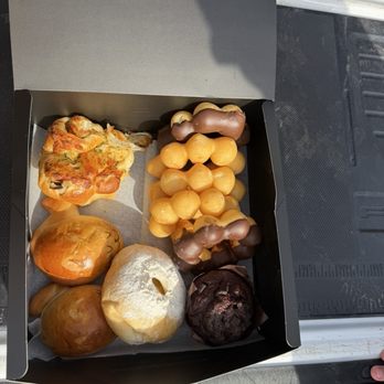 Brug Bakery - Mochi donuts (top right) - Bakeries Near Me - Kapolei, Hawaii Brug Bakery - Mochi donuts (top right) - Bakeries Near Me - Kapolei, Hawaii