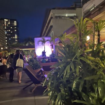 Hideout - Outside deck - Bars Near Me - Honolulu, Hawaii