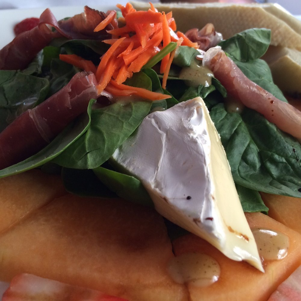 Brie, strawberry, prosciutto, cantaloupe and spinach salad Brie, strawberry, prosciutto, cantaloupe and spinach salad