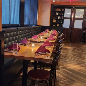 Caruso's Grocery - Restaurant indoor seating - Italian Near Me - North Bethesda, Maryland Caruso's Grocery - Restaurant indoor seating - Italian Near Me - North Bethesda, Maryland