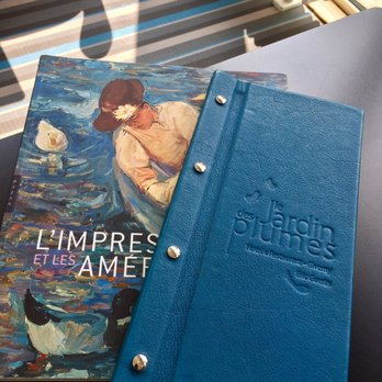 Le Jardin Des Plumes - Menu and art books in their salon - Hotels Near Me - Giverny, 27