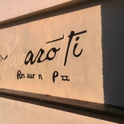 Pavarotti - La fachada que da hacia la calle principal