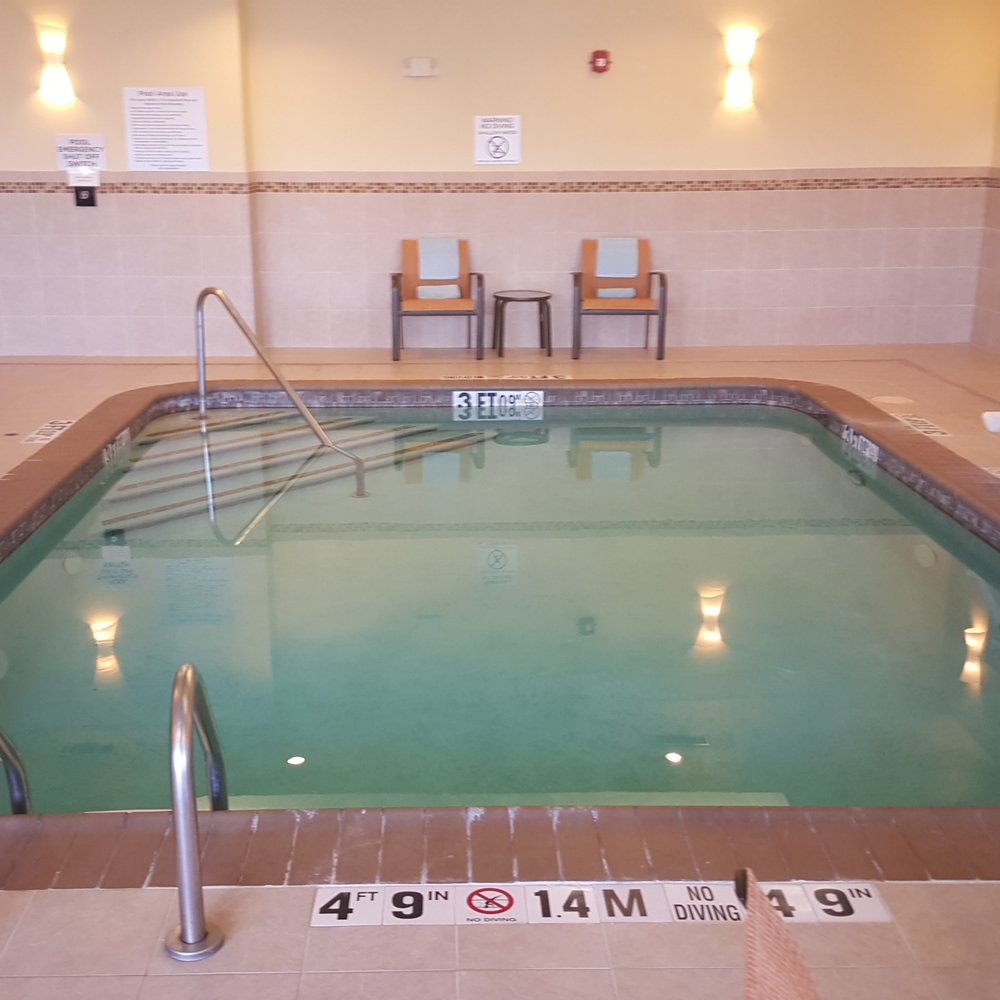 Courtyard by Marriott Tyler - Wading pool. - Hotels Near Me - Tyler, Texas