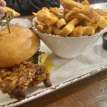 Strap Tank Brewery - Nashville, hot chicken with Cajun fries - Breweries Near Me - St. George, Utah