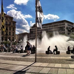 Stachus-Brunnen - An einem Sommertag wie heute ist der Brunen der perfekte Ort zum Sitzen, Schauen mit ner brise an Wasser.....
