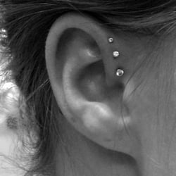 Beverly Hills Body Jewelry - Cartilage, tragus triple stud earring.