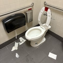 Chuck E. Cheese - Disgusting bathroom