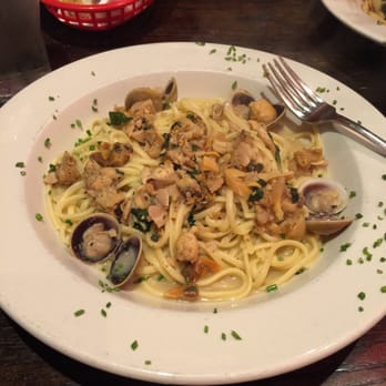 Leo's Casa Calamari - Linguine with clams and white sauce - Italian Near Me - Brooklyn, New York
