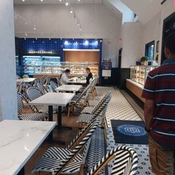 Paris Baguette - Interior