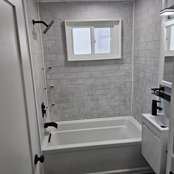 Gulley Construction - a bathroom with a tub and toilet - General Contractors Near Me - Carrollton, Ohio Gulley Construction - a bathroom with a tub and toilet - General Contractors Near Me - Carrollton, Ohio