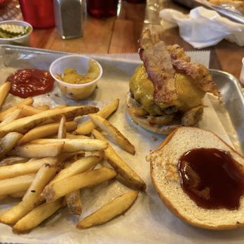 Barrel 17 - Hawaiian Burger, pineapple on side. Not because I ordered it that way, because they forgot the pineapple on the Hawaiian burger. - New American Near Me - Virginia Beach, Virginia