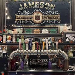 Toner’s Irish Pub - Pub bar.