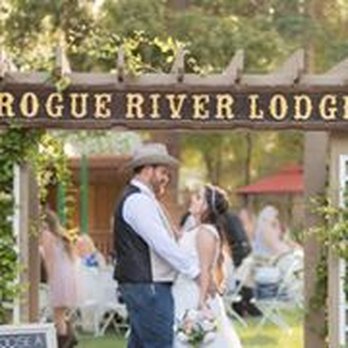 The Rogue River Lodge - Bed & Breakfast Near Me - Trail, Oregon