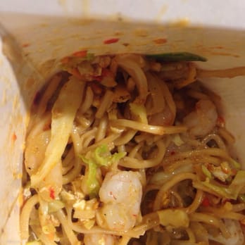Wok to Walk - Egg noodles with shrimp and curry sauce. - Fast Food Near Me - Madrid, M Wok to Walk - Egg noodles with shrimp and curry sauce. - Fast Food Near Me - Madrid, M